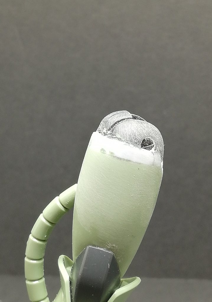 太腿上端の分割線が見えるのが嫌なので、太腿装甲上端を延長。つうか固定しています。また、画像がないですが膝を逆関節気味に出来るようあちこち削っています。