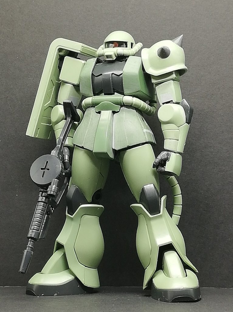 スカート上端を延長して、動力パイプの下に潜り込むようにしています。サイドスカートも潜り込むようにするために、リアスカートを三枚下ろしにして、サイドの付き位置をやや内側にしています。