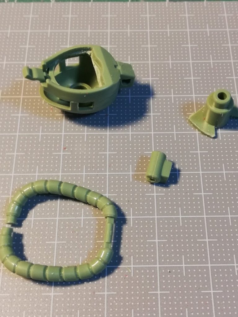 ヘルメットは底をくり抜いて接着