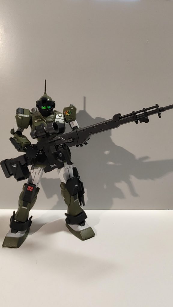 08小隊で出てきたロングレンジ・ビームライフルを持たせています。付属のR4ビームライフルよりもこちらの方が好みです。怪しく光るバイザーはオーロラフィルムを貼っています。