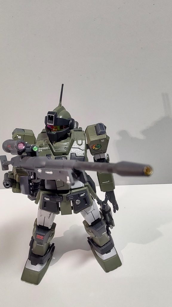 R4ビームライフル旧キットのスコープを移植しています。そこにHアイズやらを貼付けたら思いの外良い感じに仕上がりました。ですが、脇と干渉して狙撃ポーズが取れないので飾り用です。