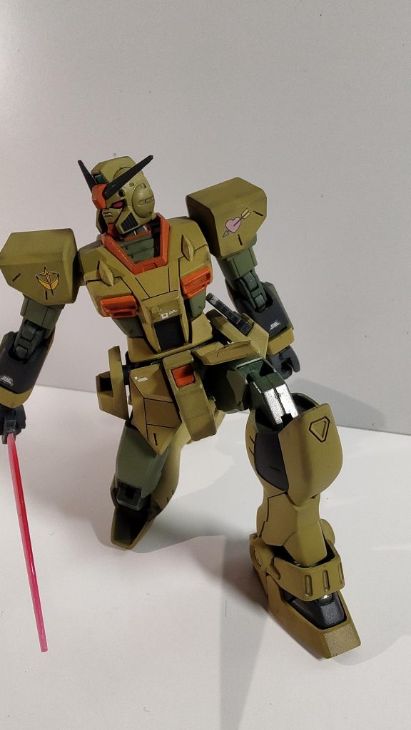 頑張れば片膝立ち出来ます。塗装はジェガンA2型（ゼネラル・レビル配属）を参考にしております。カラーリングは良い感じに仕上がったのですが、関節をメタリックグリーンにしてしまい、緑のアーマー部と見分けが付きません。 