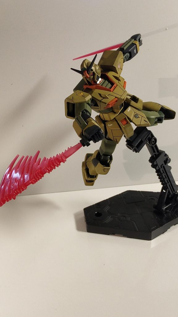 密林地帯での奇襲。悪役っぽさを出す為にモノアイをピンクにしています。敵役としてグフカスタムを準備しています。