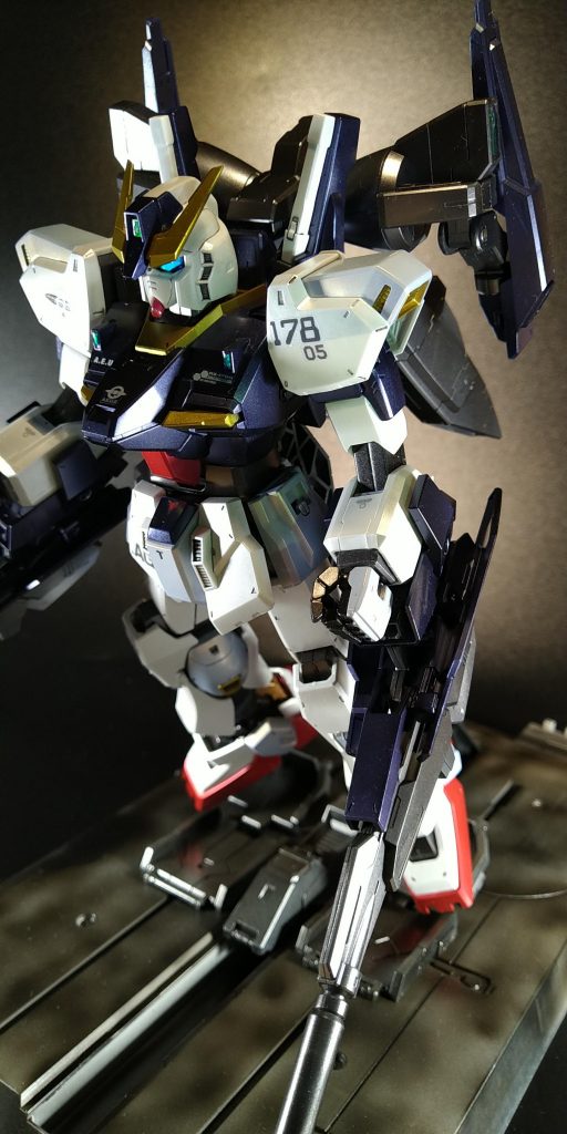 MGガンダムMkII(2.0)はベース穴が無いのでバズーカラック奥の穴にベース限定品のスタンドを差しています