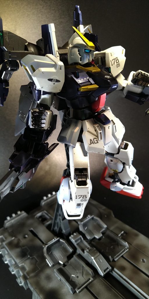 別売のデカールと付属シールを使用