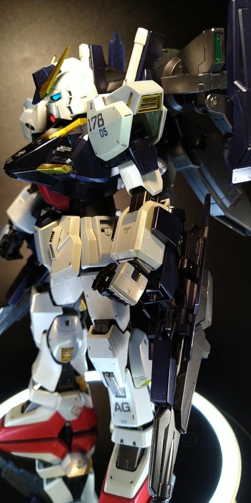 カメラアイはブラックライト発光装甲はRGを意識したパールホワイトとキャンディホワイトのツートン