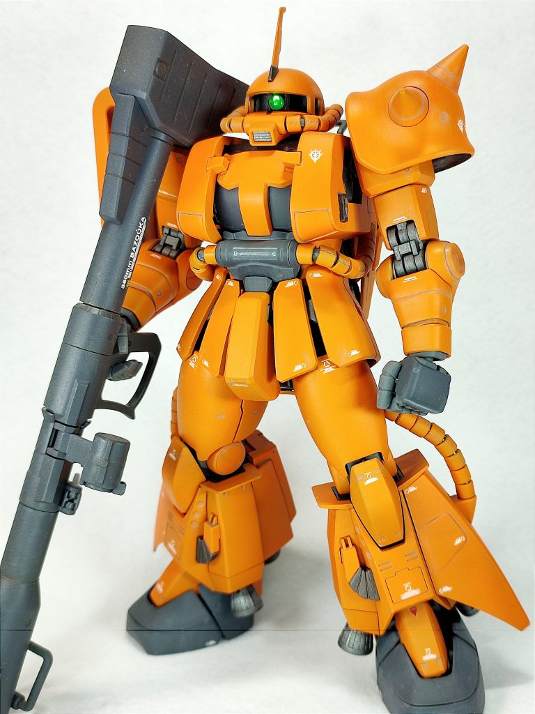 全体像主な改修点は2箇所。胸まわりは、プラ板とポリパテでボリュームアップして制作。バックパック下の腰あたりのよく分からないパーツは流用パーツとプラ板で制作しています。塗装し終わってから、R2専用のバックパックを制作すれば良かったと思ったのですが今回はスルーです。また機会があれば…。カラーリングは、設定画のザクカラーではなく試作型という事で06RPと同様のオレンジ系で塗装してみました。いつもの様に、デカールの後クリアコートしMr.ウェザリングカラーでウォッシングして完成させています。