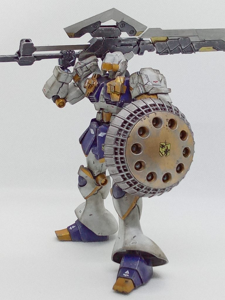 ギャンの特徴の頭部と肩をあえて無くしてみた作品ですパテを盛って削り出し　胸の部分は余計だったような・・