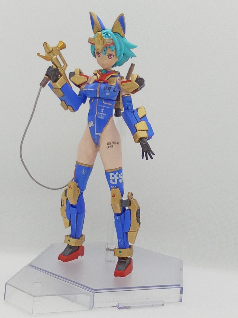 全身図胸から下は隙間が気になったのでパテで自作。稼働は棄てた為 ポーズはほぼ固定です。足はキットを使っていますが少しだけ延長。 稼働域を残すのは自分には無理でした(今後成長出来たら挑戦します)顔は瞳と眉毛部分をパテで埋めてあります目と眉毛は某美少女プラモ用で流用 サイズがピッタリ