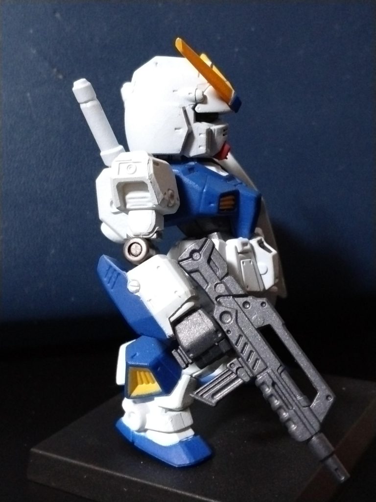 肘可動の仕込みは肩などと似た方法でフォルテの肘関節を移植しています。可動重視なため、コンバージの様な腕を下したポーズはややバランス悪く、軽くゴリラってしまっています。