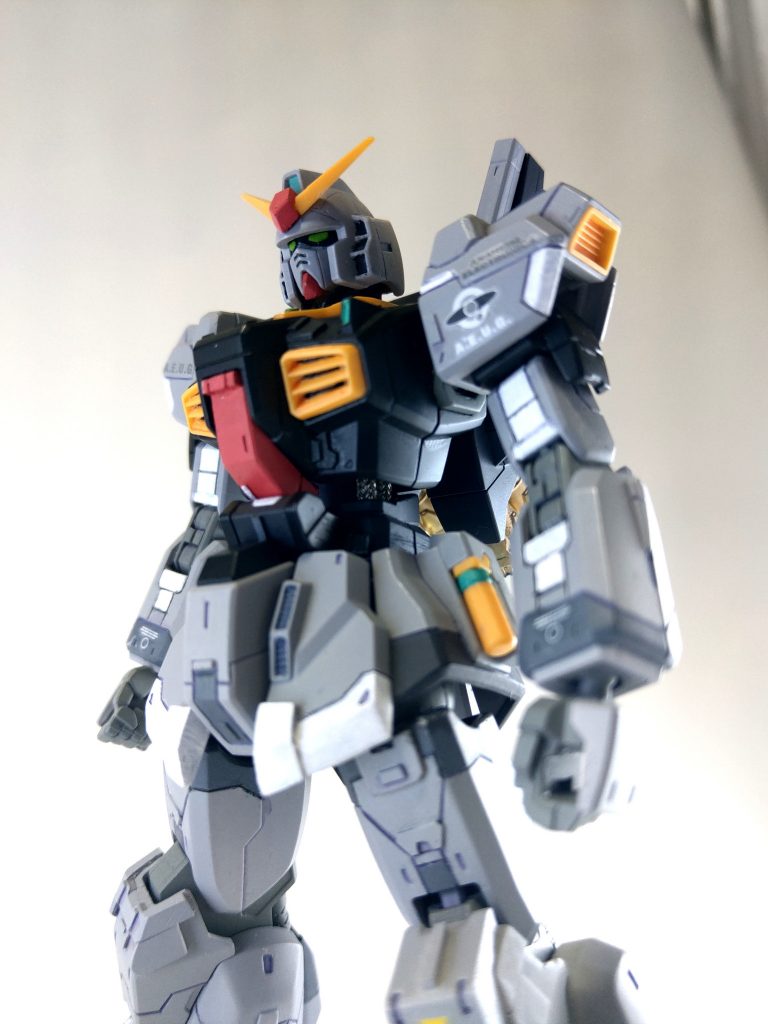 カミーユ機より濃い灰色で、量産機ぽいから、まさにエマさんの機体だよね!