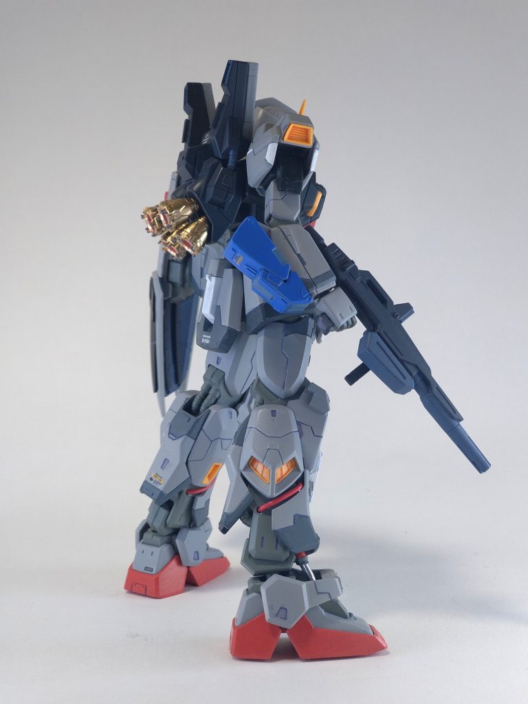 右腕にはZガンダムのグレネードランチャーを装備。これでエマさんの生存率が8%上昇。