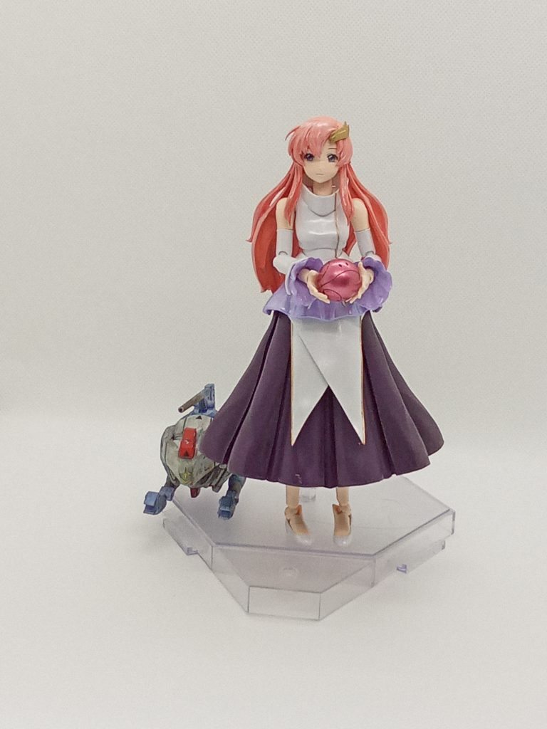 自分には珍しく ウエザリングをしないでパテも使っていない作品です。次はルナ・マリアかミーア・キャンベル出ないかな~と待ってます。(イザークでも可)足元はサイズ比較にBガンんダムを配置