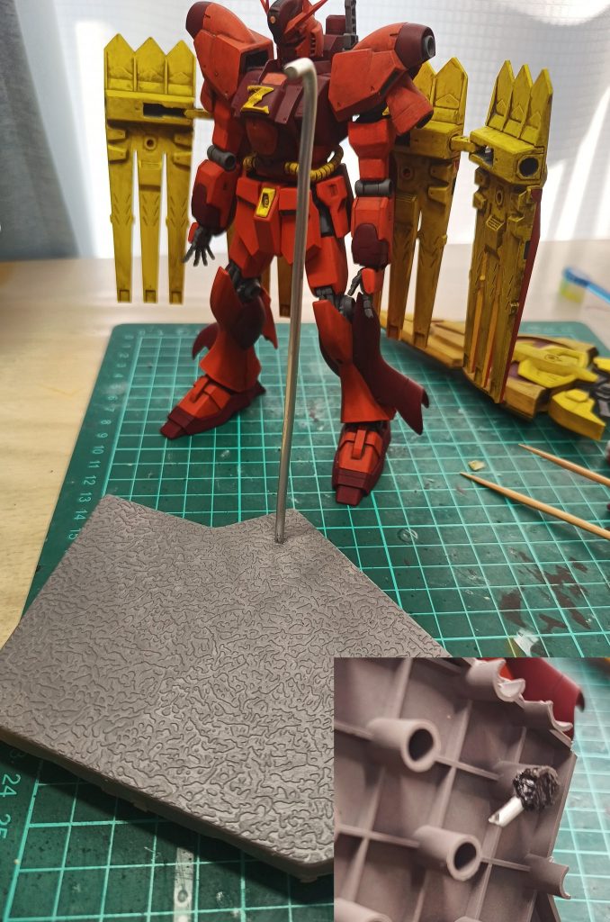 オマケダイソーで売ってる物で作った超手抜きスタンドです接続は3mmアルミ線で、ポリプロピレン製の屋外用タイルを切った物に穴を開けて接着しました接着法は試行錯誤中ですが今回は、ボンドウルトラ多用途SUの金とグルーガンを使いました