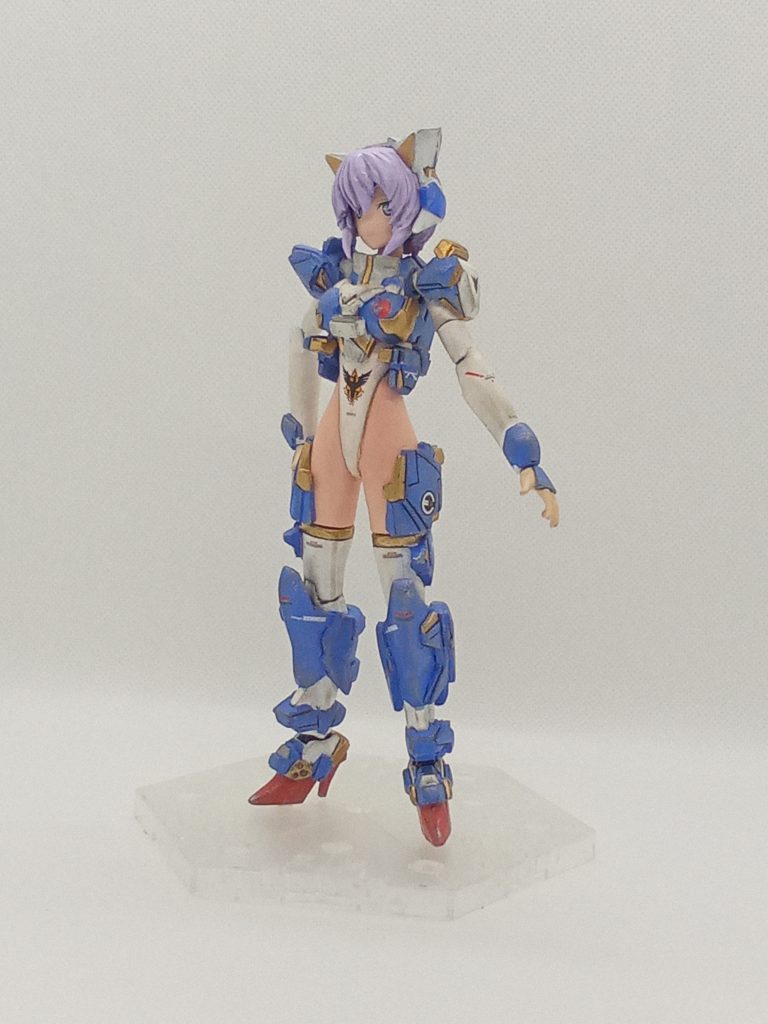 当初は・・重装甲にしようと思いましたが・・途中でデザインを変更結果、重装甲なのか軽装なのか中途半端な状態にwプロポーションは全体的に変更してあります。胸が・・元の胸にパテを盛って装甲にした為 少し大ききなりすぎ顔は元のキットをベースにパテでスクラッチ肌色と青い部分は全部スクラッチ(白い部分も脚と肩以外はスクラッチ)髪もパテで造型して削り出し 喉の付け根にメイの名残を残しました