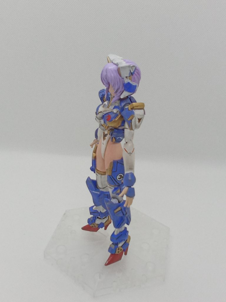 髪型はショートに変更(技術不足でロングは無理でした・・精進します)腹部から太もももパテでスクラッチ 少しだけ足を長くしてます。靴はキットのを削ってヒール部分をシャープに腕は関節はキットを使用 碗部はランナーにパテを盛ってスクラッチ 少し長い気がするのでそのうち修正します頭は何もないと寂しかったのでヘッドギアを自作、隙間を隠すのに必須の部品