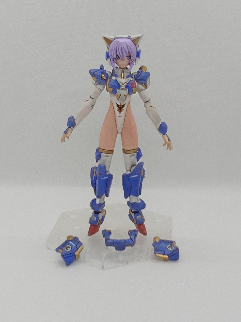 制作中の思い付きでネオジム磁石を3個胴体と太股に埋め込みあらためて見るとウエストを細くしすぎた・・肌色はFAG用塗料を筆塗りした上からドール用のファンデーションみたいなものでウエザリング装甲部分は普通にウエザリング