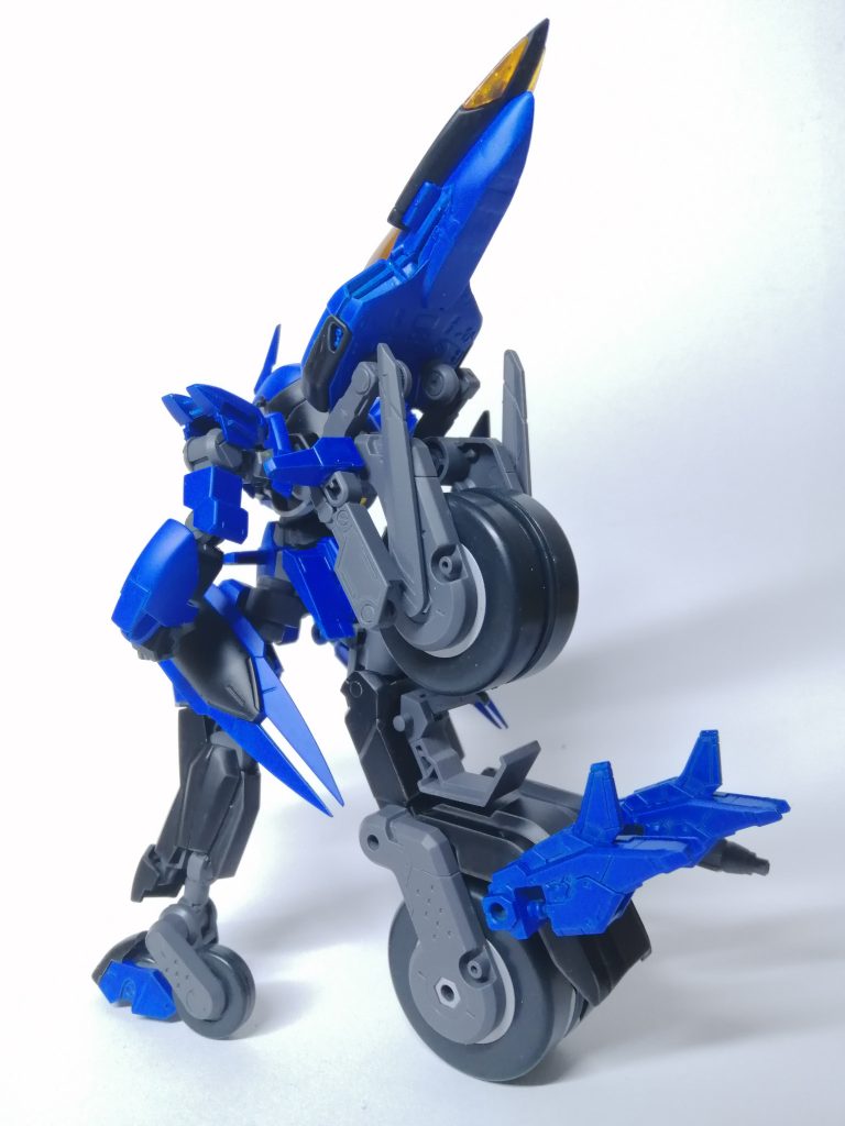 バック背中のパーツは複合センサーユニット