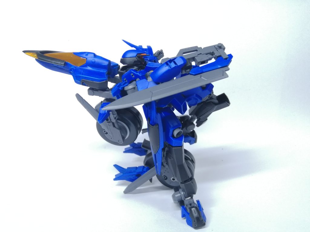 リアタイヤのおかげで不安定なポーズもスタンド無しで決まります。