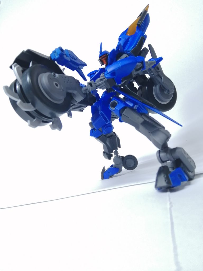 リアタイヤはホイールソーに変形!本機で最も威力のある武器。