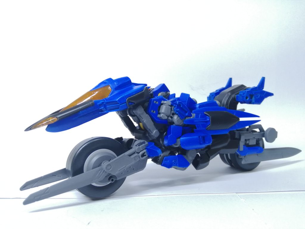 変形!今回はバイク形態です。腕周りや足首のフレームが見えていてバイクのエンジンっぽくなっているのが地味にお気に入りポイント。