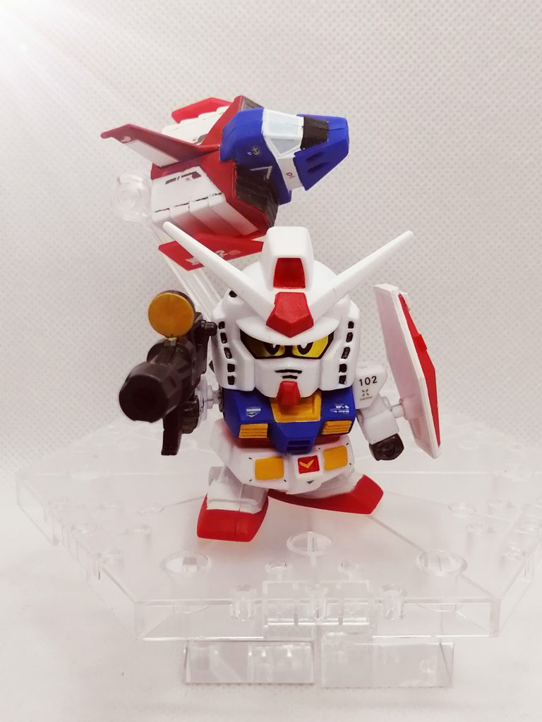 Gアーマーとの接続用に胸部と腰部が分離するので、腰をひねるポージングも可能です。しかしこのガンダム、目がホイルシールなので、写真を撮るときに変に反射して撮りづらいったらありゃしない。