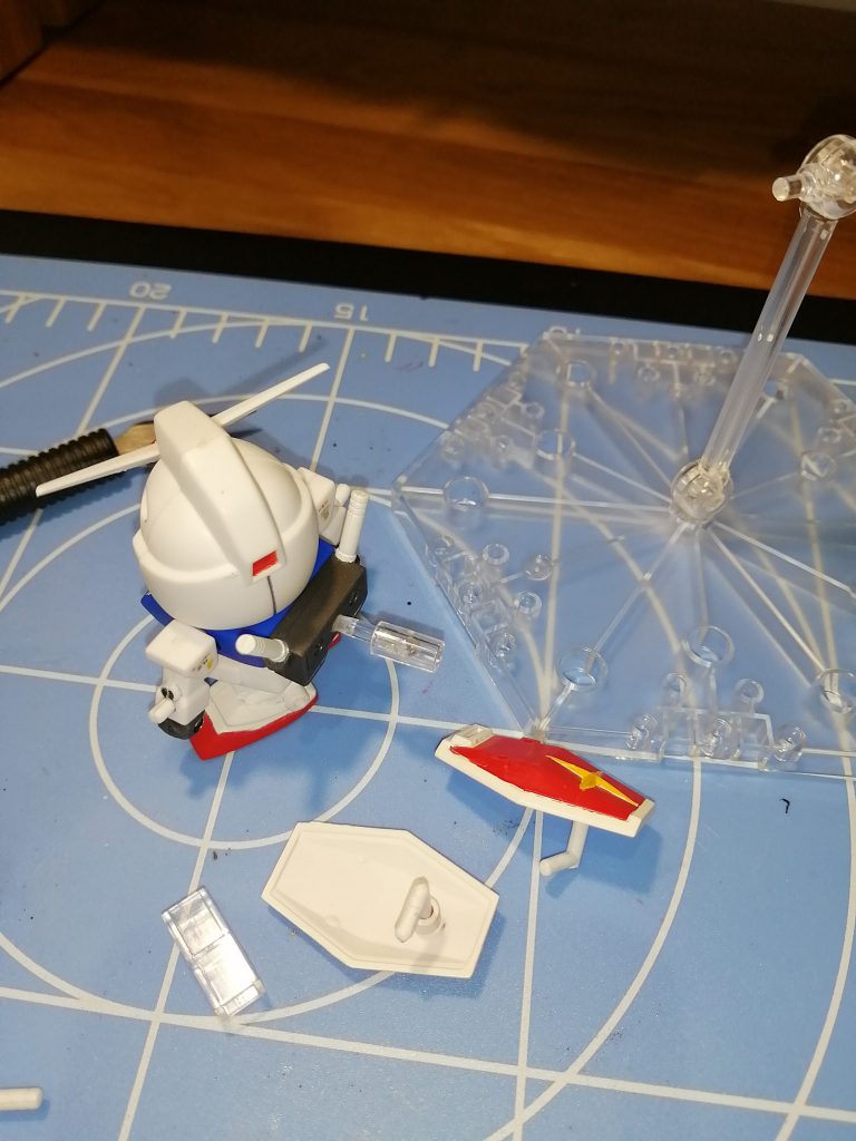 バックパックの2mm穴に接続できるよう、アクションベース用の接続部を削って調整しています。シールドは腕部にマウントできるのですが、付けてみると位置が高すぎる気がしたので、今回は持ち手も一緒に作りました。