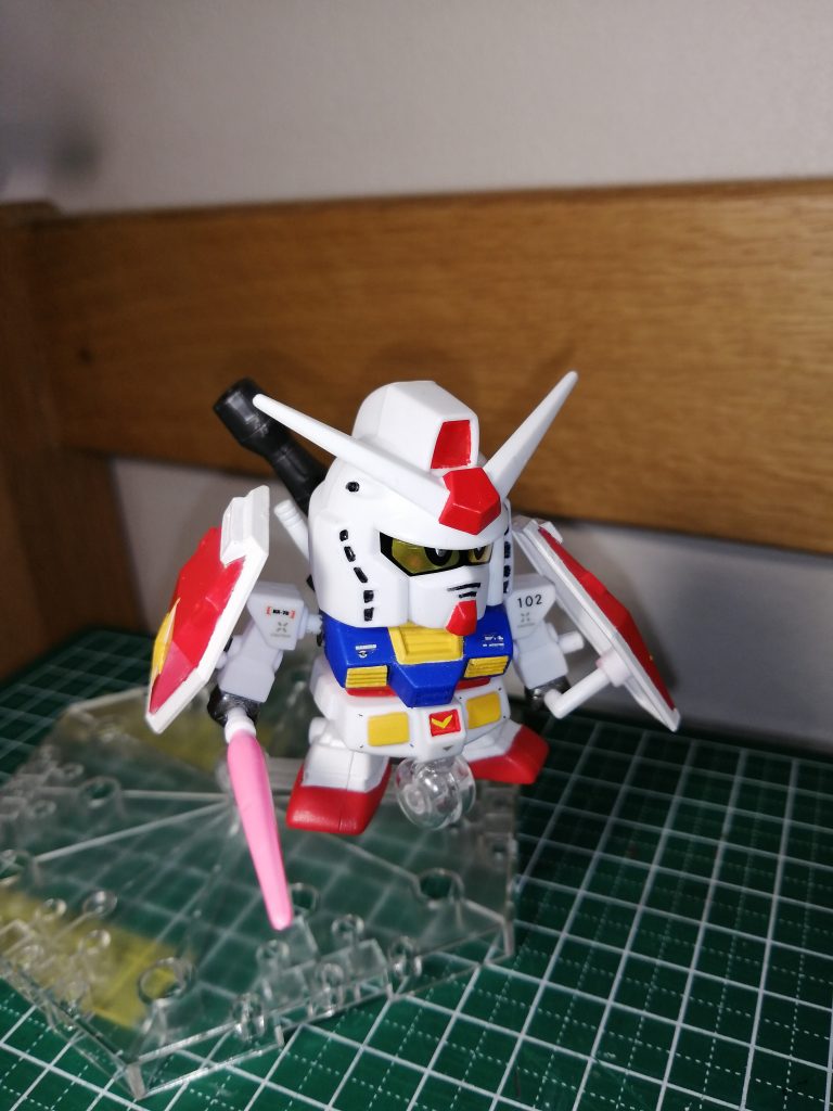 後になって気づきましたが、Gアーマー接続用の3mm穴がスカート裏にあったのを忘れていました。このガンダム、腰がぐりぐり動くおかげで、改造ができない私のような初心者でも、色々とポージングを楽しむことができます。作りは古いですが、なかなかの良キットなのではないかと思います。