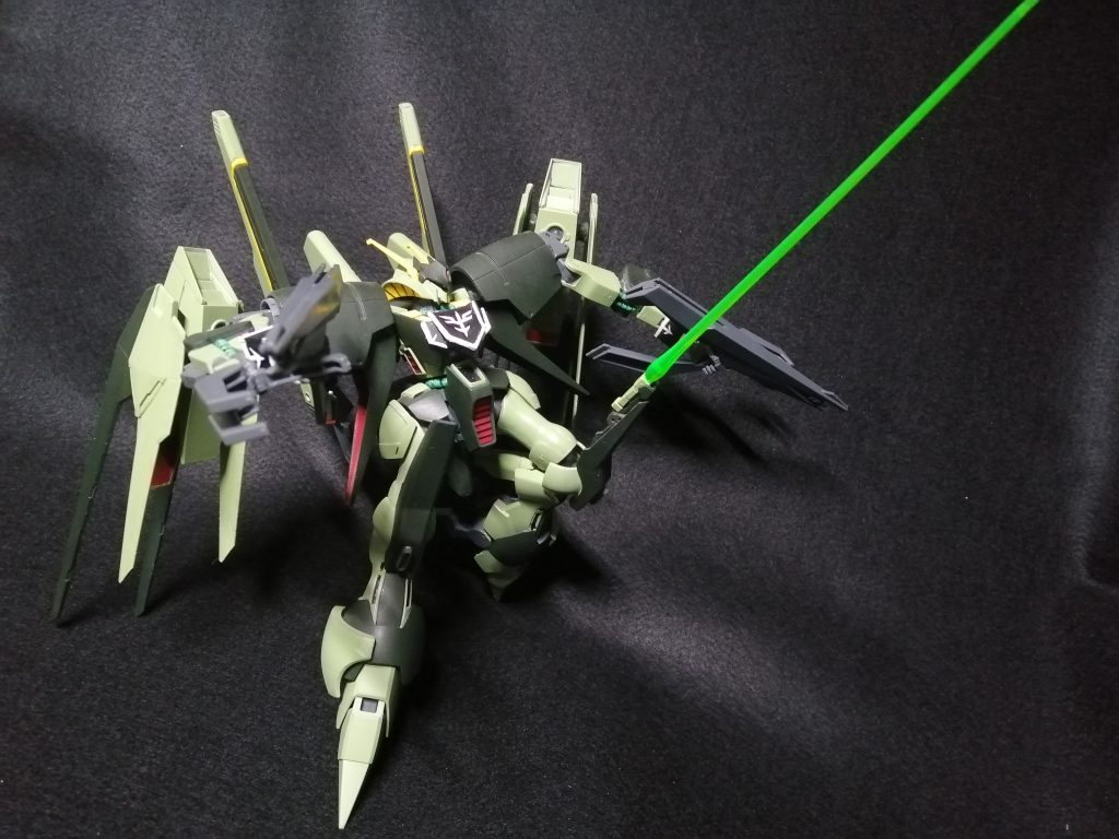 ビームサーベルは膝裏に装備、そのまま回転させて展開することも出来ます。