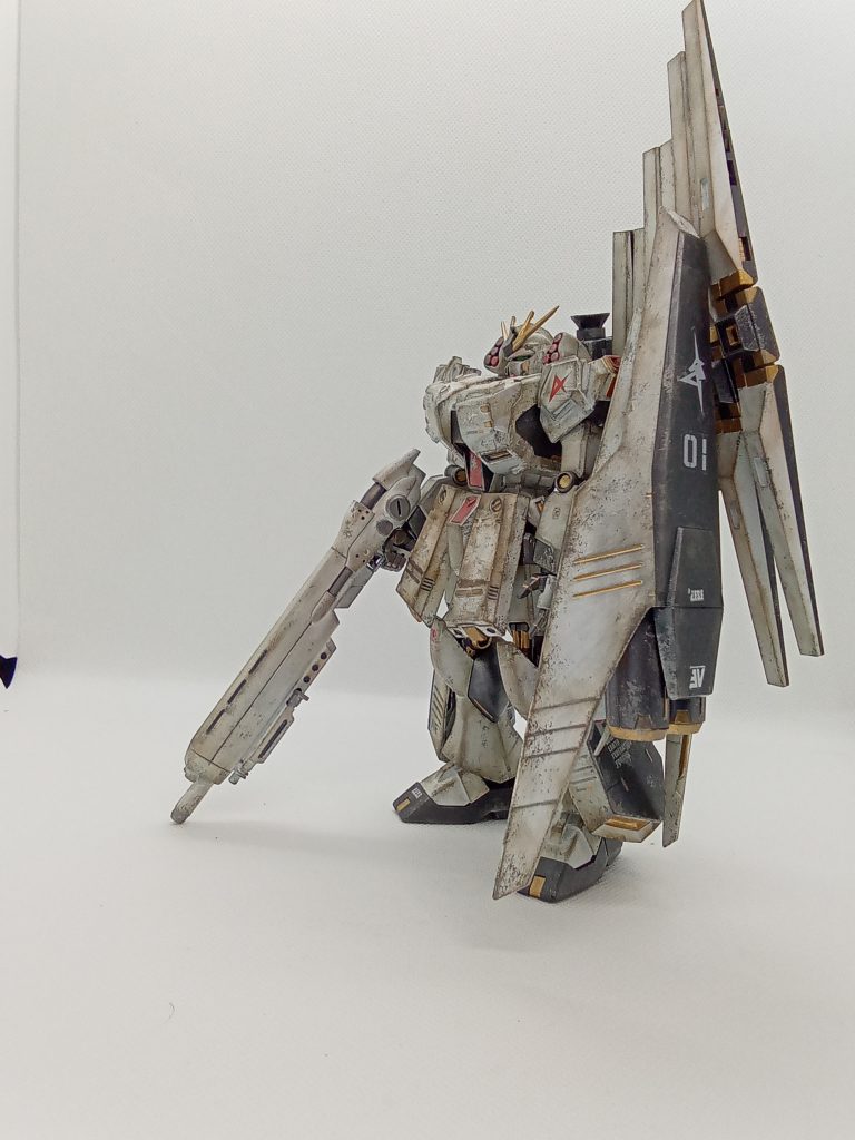 シールドとフィン・ファンネルが重く　ポーズとらせるのは諦めました。ライフルも重い・・固定してしまおうか考え中圧巻の重量感でウエザリングしていていて楽しいキットでした