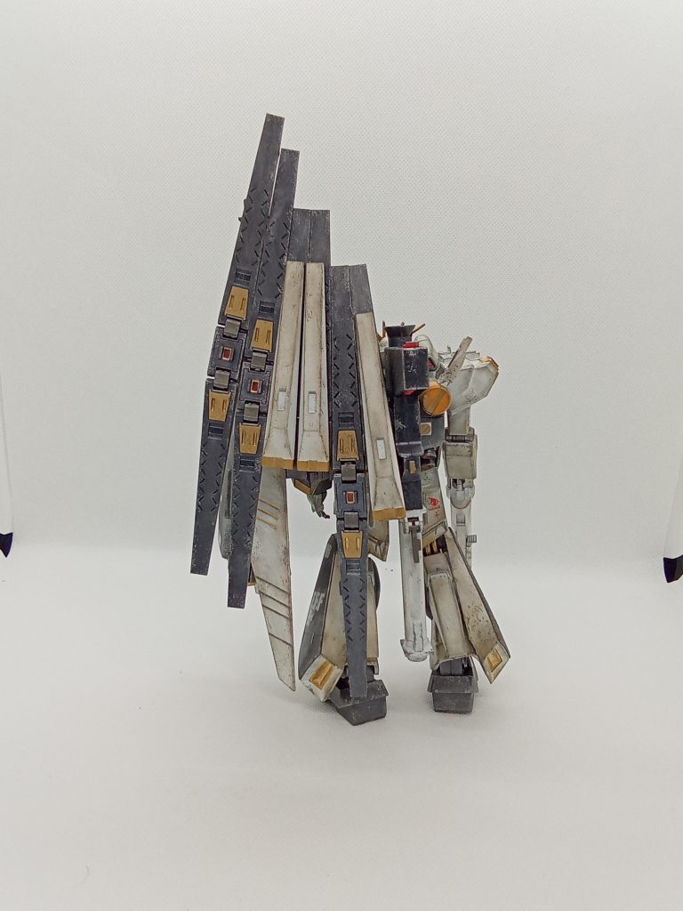 背中からの一枚他のニューガンダムはファンネルが外れやすいと聞きましたがHWSはガッチリ固定手に入るなら他のニューガンダムも組んでみたい