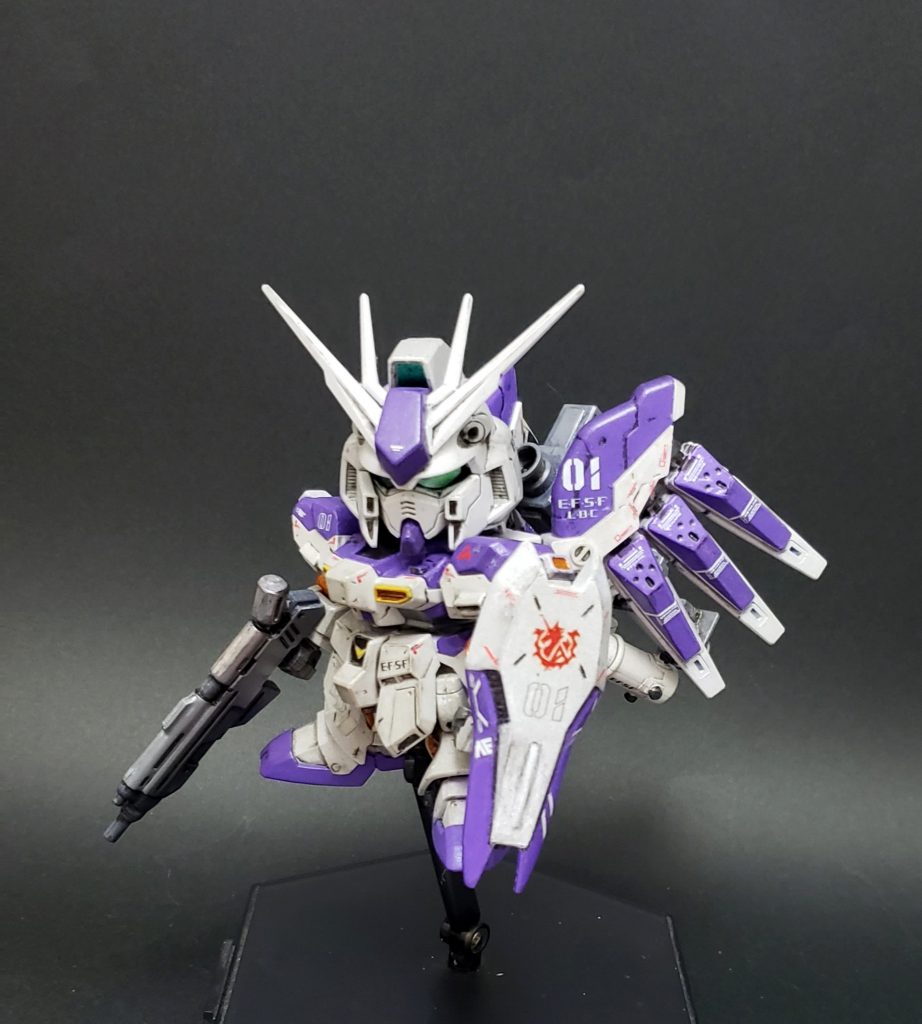 シールドは元キットのバターン塗装から昔のスパロボ風な塗り分けに変更しています。赤のアムロのパーソナルマークはインクジェットプリンタ用のデカール作成シートにて自作フィンファンネルのグラデ塗装はできる気がしなかったのでコーションマークでそれっぽい雰囲気を出しています