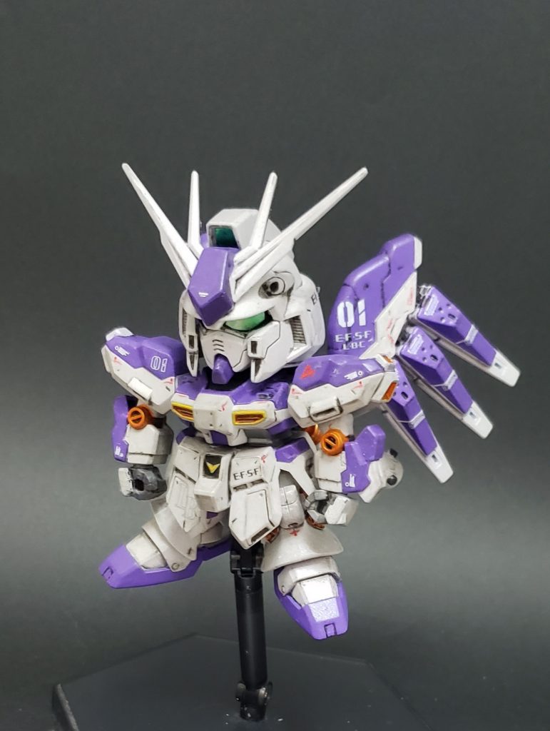 装備を外した状態細かい部分ですが、顔も少しだけ手を加えております。額当て中央に出っ張りを作ってνガンダムらしい目元に修正しています。グリーンのカメラアイはガンダムマーカーで描いてます。