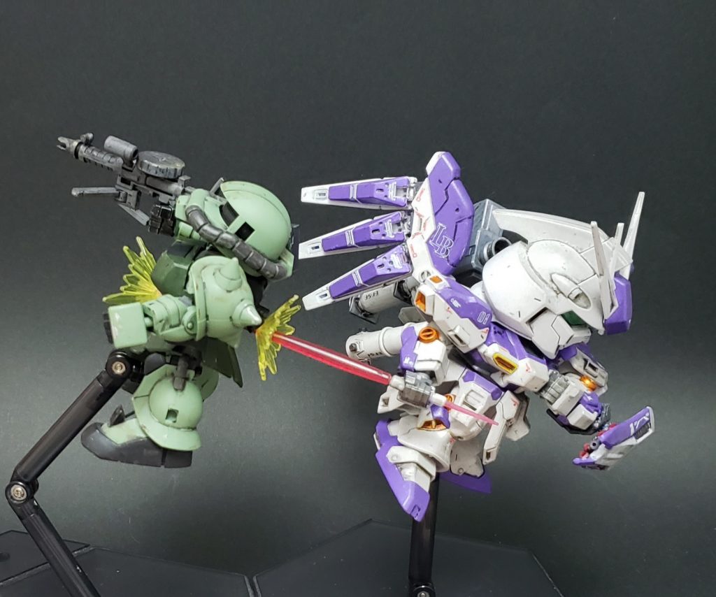 背中越しビームサーベル!