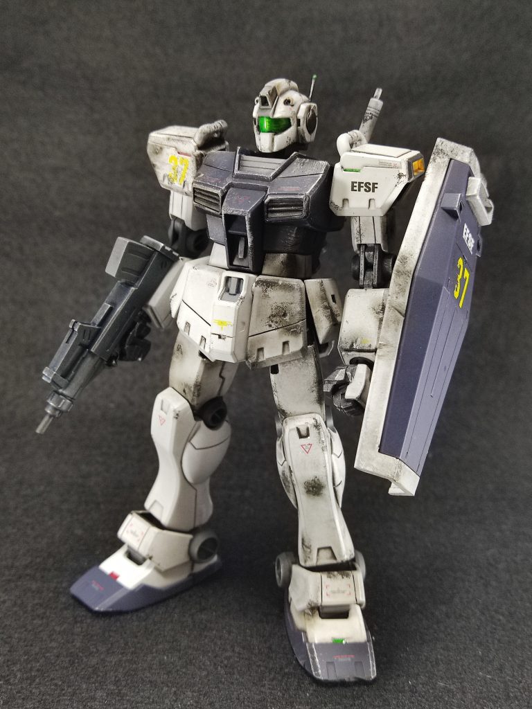 本機は、ルナ・ツーに駐留していた、「第037混成MS小隊」に所属していた、C型ジム、通称「ジム改」である。 はい、まーた宇宙機です。 よって、まーた「土・泥系のウェザリングなし」です。 要するに、「いつもの手抜き」です。 その代わり、ってわけでもないですが、汚し、ダメージ加工は大量に。 金属ヤスリ、デザインナイフ、ピンバイス、ワイヤーブラシと、思いつく限りの道具を使って、あらんかぎりの傷をつけまくりました。 間違いなく、今までで一番「ズタボロ」に仕上がりました。