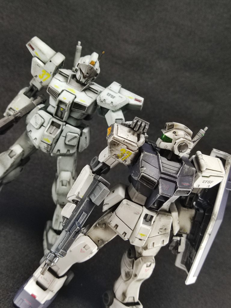 本機の所属した、ルナ・ツー 第037混成MS小隊 は、0080年代前半の連邦軍にありがちな、「余剰MSをかき集めて、とりあえず定数を満たしただけ」の部隊であり、機体は徐々に新型へと置き換えられていくことが決定していた。 実際、新型のジム・カスタムと混成され、運用されていた時期もある。 しかし、新鋭機として様々な兵装運用実験を担うジム・カスタムに比して、本機は哨戒や、新人隊員の慣熟飛行等の任務が主であり、その扱いの差は大きかった。 以前作ったジム・カスタムと。 「割と小奇麗な新型と、見るも無残にズタボロな旧型」という感じで並べることも、一つの目的ではあった。 ……ただ、右肩を汚しまくったせいで、お揃いの「37」のマーキングがすさまじく見え辛い。  調子に乗って汚しまくるから、こういうことになる……(戒め)。 後、同じ「頭頂高 18m」のはずなのに、なぜかジム改の方が頭半個分くらい小柄。  組んでる途中に気が付いてれば、スネを何ミリか延長したものを……(後の祭り)