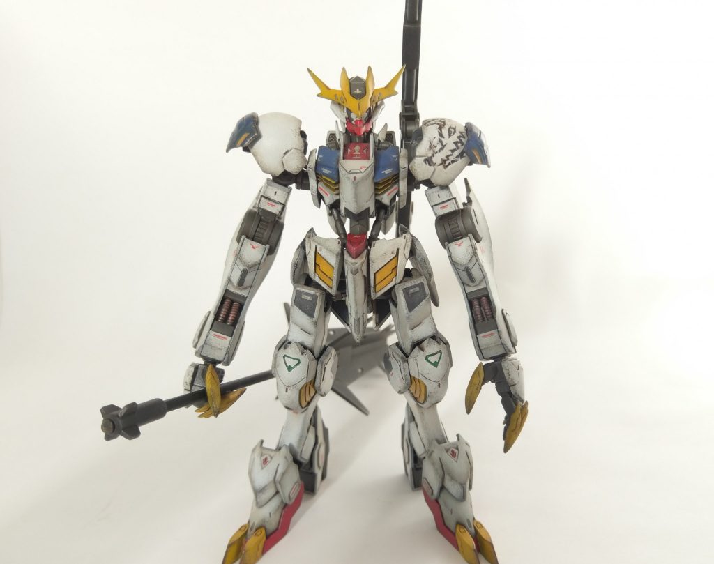 肩、太腿の付け根、腰部分を延長工作しました。手首付近のパイプ状のモールドを削り落とし、他部品で置換しています。