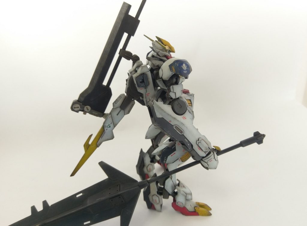 リアルタッチマーカーで墨入れ。ウェザリングカラーのマルチホワイトとグランドブラウンでフィルタリングし、その後エナメルとファレホでチッピングしています。チッピングは母材の色で使用色を変えています。