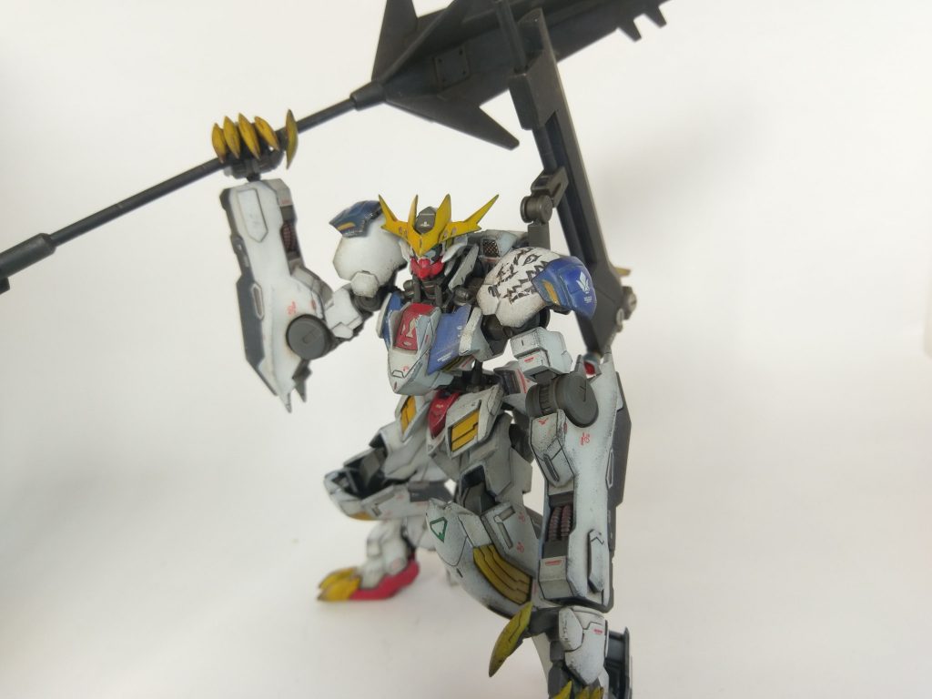 首周り改造し、上方向への可動領域を広げ、腰も接続部を斜め方向に変更。腹部も形状変更したので腰を低くした獣のようなポーズを取れるように改造しています。握り手は平手を改造したやつです。ポーズによってはメイス保持できます。