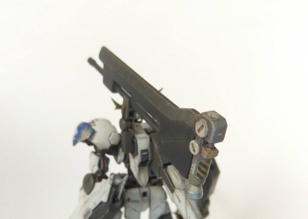 1期みたいなギミックつきの武装が欲しかったので自作しました。オプションのバスターソードを改造し、ナタのような形状に変更。ロケットブースターの加速機構付きです。シルヴァバレトの隠し腕改造品です。虎模様お気に入り。