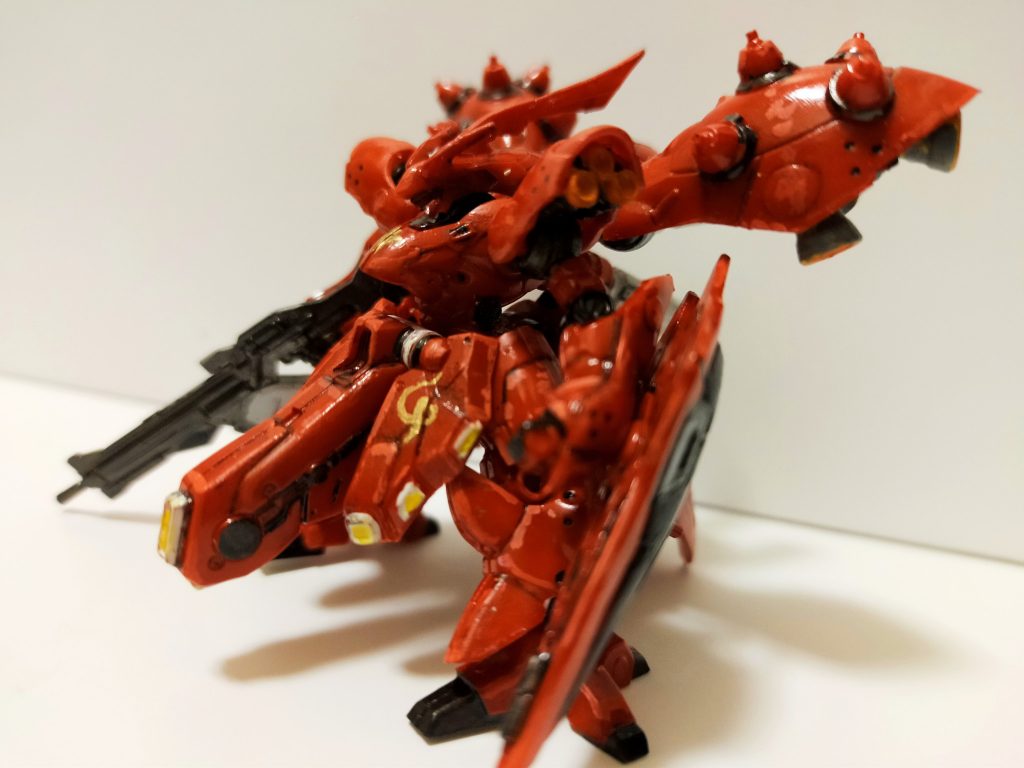 前掛けのエンブレムは手書きで頑張りました、下の盾のエンブレムも同じです。