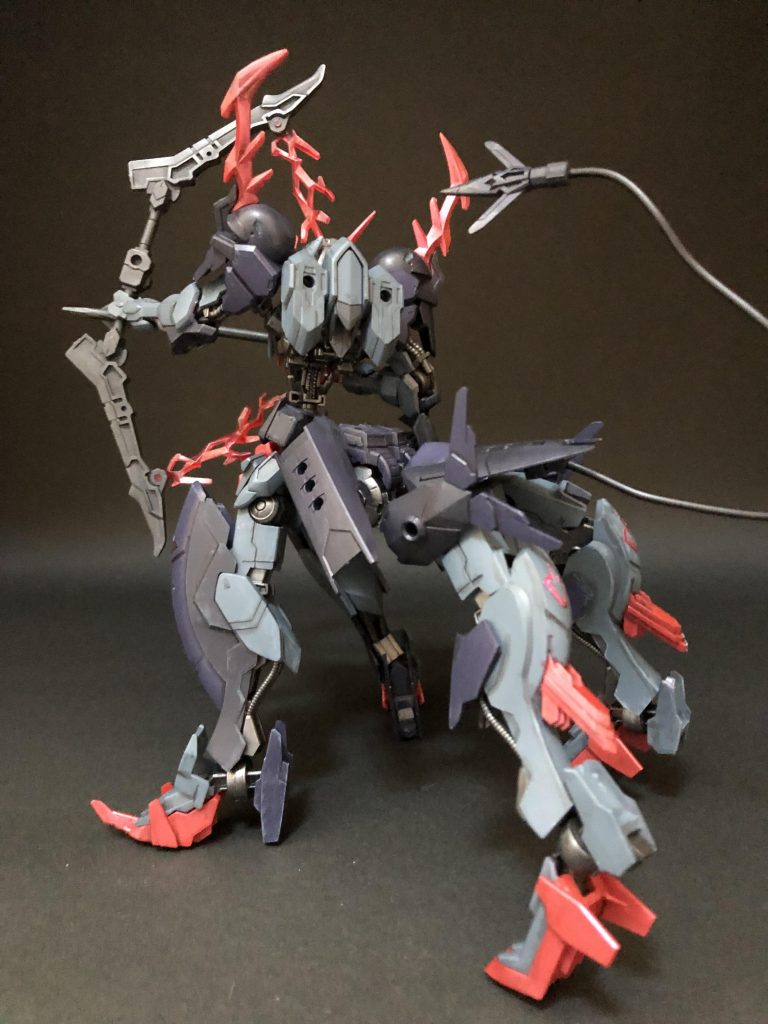 ランナーに塗装しながら成形色に似た色を調色して、グレーで陰を、みず色でハイライトを入れています。