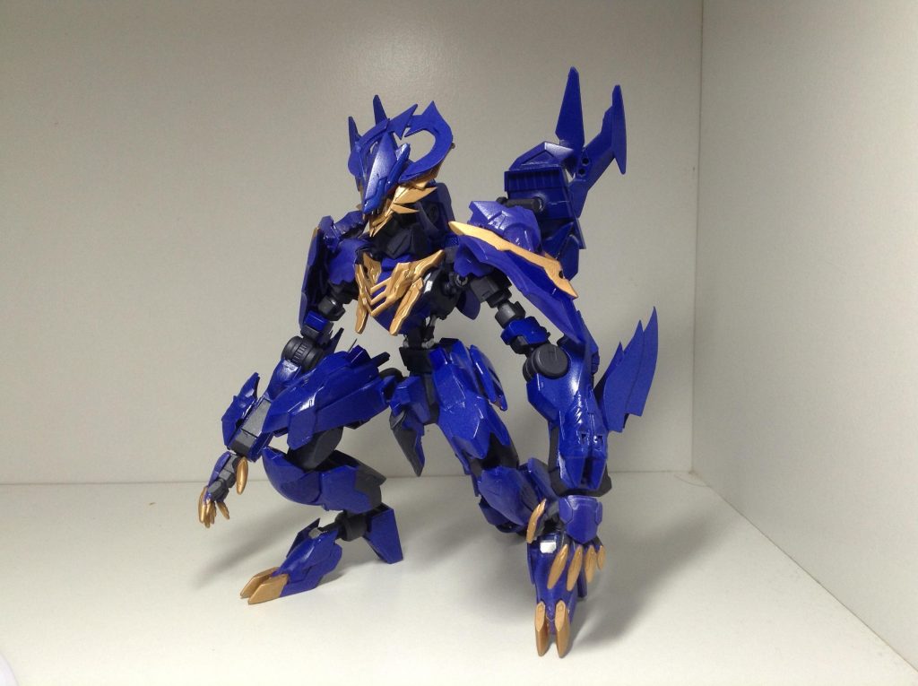 上半身はバルバトスに軍馬や周瑜アカツキのパーツを付けて、下半身はユーゴーのフレームにバルバトスの脚部パーツやプラ板を張り付けてます。脚は短く腕と首は長くして体型を自分好みにいじりました。