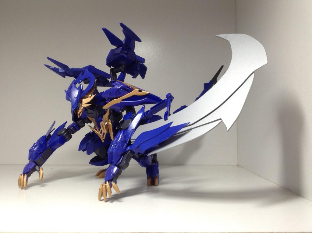 腕部ブレード。元ネタだとシャキンシャキン伸びてくるのですが、自分には無理でした💦