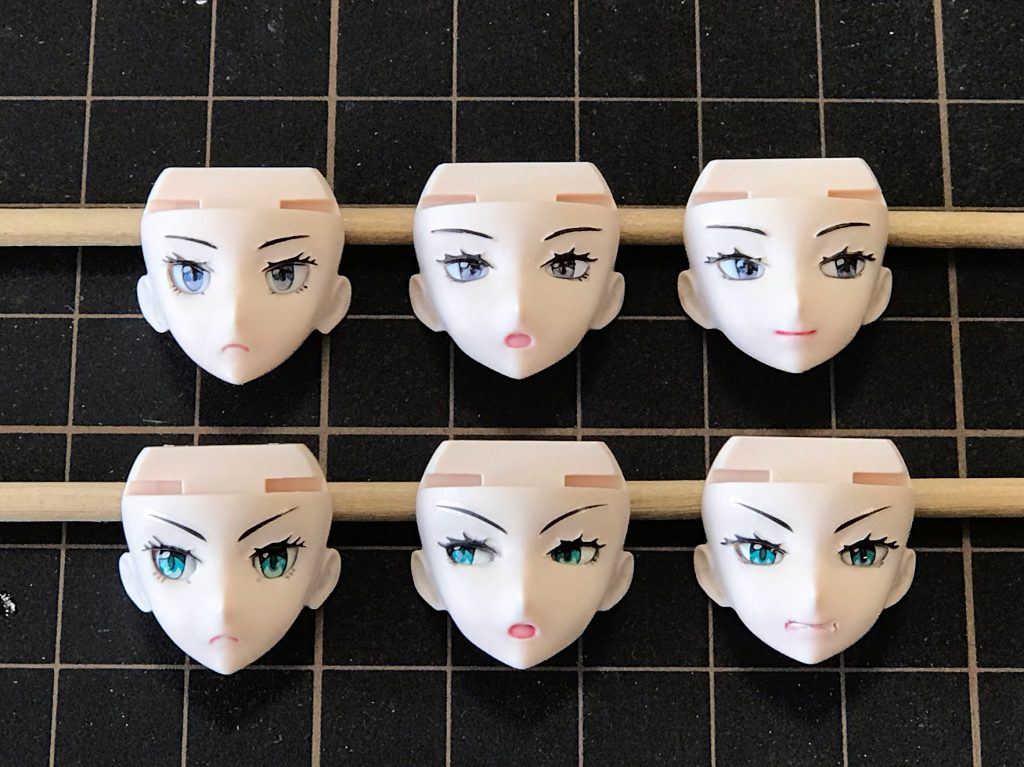 ここからは製作工程です。フェイスは２キット分用意して、バリエーションを増やしてみました。全部採用とはなっていませんが。ちなみに下段は普通にデカールを使用していますが、上段はマッキーとリアルタッチマーカーだけでなんとかしています。