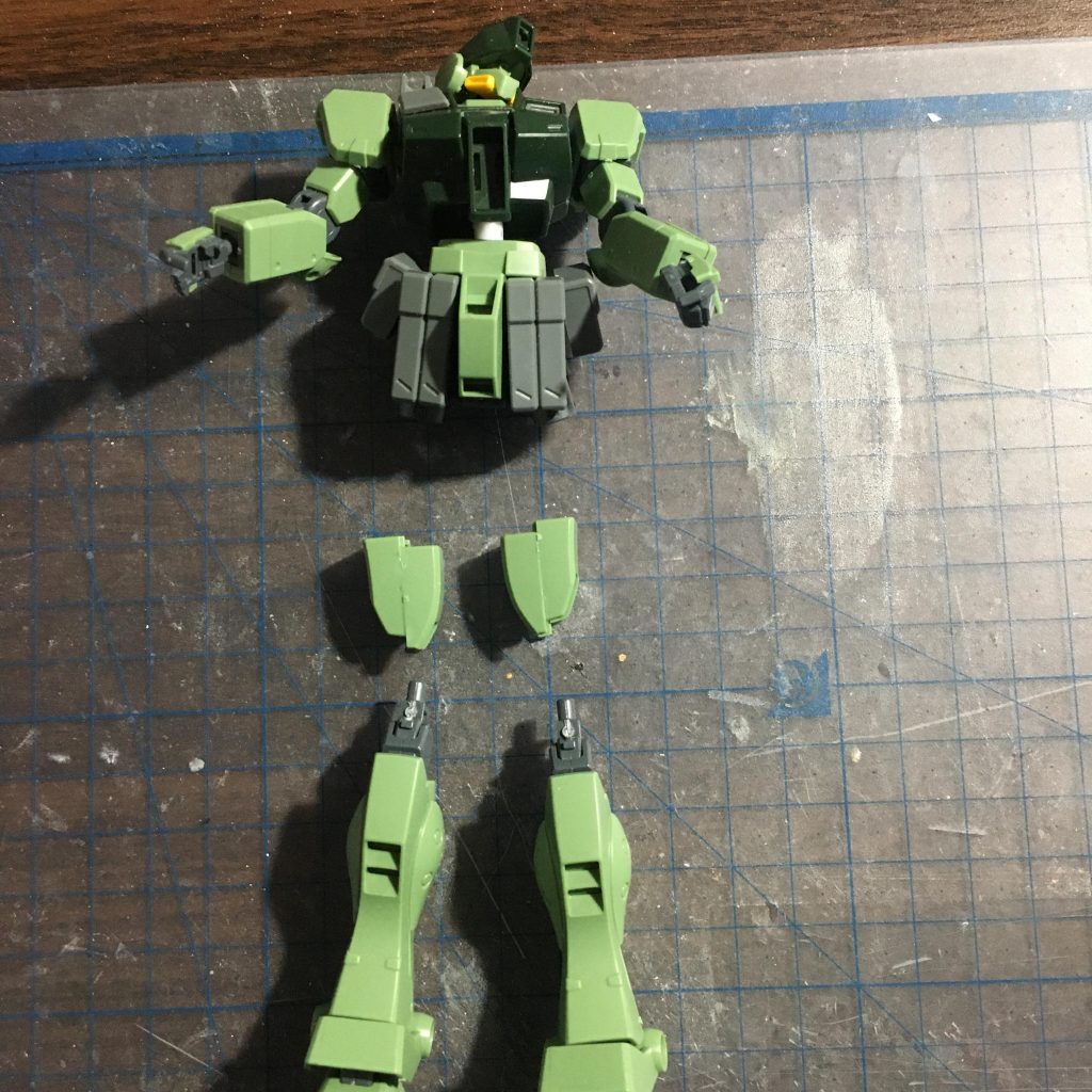 腰部を延長。太ももはあえてずらした状態で接着して、その分の誤差2~3mm長くなってます。