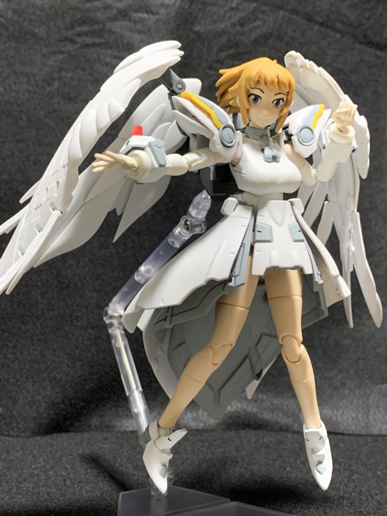 スノーホワイト少女です。ロングスカート風なアーマーのおかげでフミナ先輩の可愛さ大幅アップです。