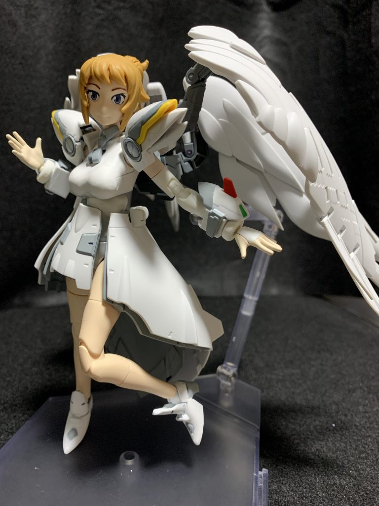 ミキシングの影響で可動域がかなり制限されます。ポニーテール、胴体の大きな胸、スカート、肩アーマー、背中の翼が干渉してポーズ付けにくいです。