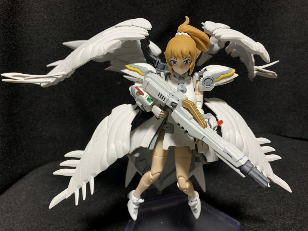 リアルグレードのウイングゼロのツインバスターライフルは細長すぎて好みでなかったので過去に作ったHGACウイングガンダムゼロの白く塗装した物に変更しました。少しオーバーサイズ気味です。