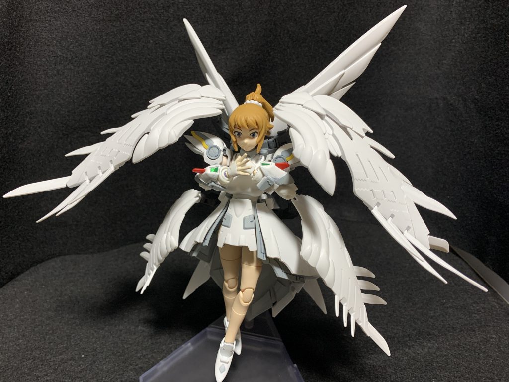 ここから腰にセラフィムユニットを装備。翼が増えてプレリュード少女になります。ベルダンディーが法術を使う際に胸の前で手を組むポーズしますね。